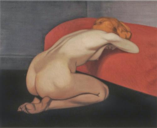 Donna nuda inginocchiata davanti a un canapè rosso
