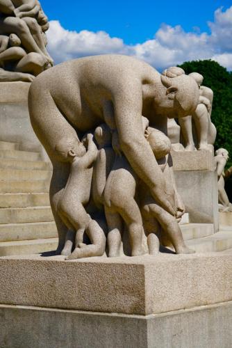 Giardino delle sculture a Frogner Park (tutte opere di Gustav Vigeland)Gustav Vigeland (Mandal, Norvegia, 1869-1943) è considerato il più importante scultore norvegese di tutti i tempi, ma anche uno dei più controversi. La sua arte è sempre stata oggetto di polemiche e non lascia nessuno indifferente...