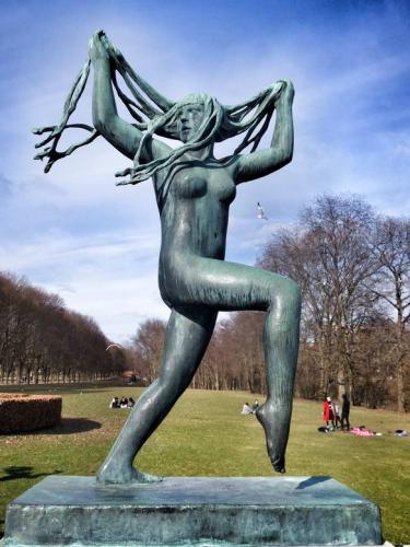 Giardino delle sculture a Frogner Park (tutte opere di Gustav Vigeland)Gustav Vigeland (Mandal, Norvegia, 1869-1943) è considerato il più importante scultore norvegese di tutti i tempi, ma anche uno dei più controversi. La sua arte è sempre stata oggetto di polemiche e non lascia nessuno indifferente...