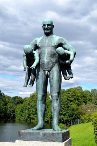 Giardino delle sculture a Frogner Park (tutte opere di Gustav VigelandGustav Vigeland (Mandal, Norvegia, 1869-1943) è considerato il più importante scultore norvegese di tutti i tempi, ma anche uno dei più controversi. La sua arte è sempre stata oggetto di polemiche e non lascia nessuno indifferente...