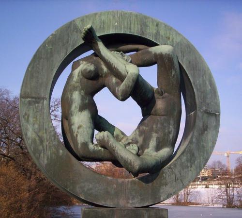 Gustav Vigeland (Mandal, Norvegia, 1869-1943) è considerato il più importante scultore norvegese di tutti i tempi, ma anche uno dei più controversi. La sua arte è sempre stata oggetto di polemiche e non lascia nessuno indifferente...
