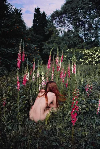 Ispirata dalla Natura, “In The Shadows Of The Sun” è la serie della giovane fotografa londinese Hollie Fernando che parla di isolamento e libertà.