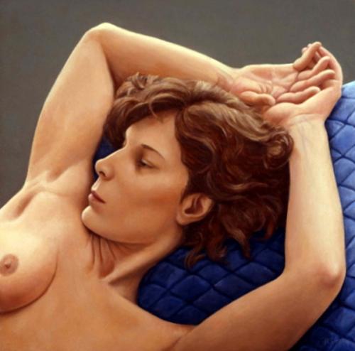 Joyce, Blue Quilt - Artwork by © Ron Schwerin - AmorArt<br><br>Nei suoi ritratti di nudo, Ron Schwerin evoca momenti privati ​​di languore femminile, carichi di un erotismo sobrio, ma potente. ...