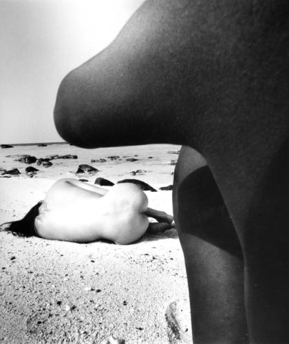 Kishin Shinoyama è considerato un maestro della fotografia erotica, ma non crediamo che possa essere facilmente incasellato all'interno del concetto tradizionale di genere a meno che non lo espandiamo per abbracciare prospettive più ampie...