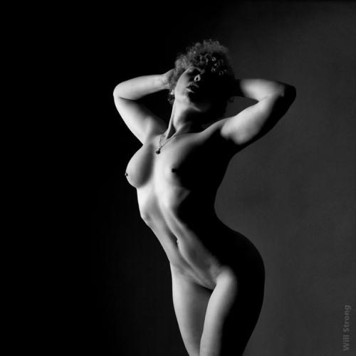 Mariah, in contrast - Artistic nude photo by photographer Will Strong (yb2normal) - AmorArt