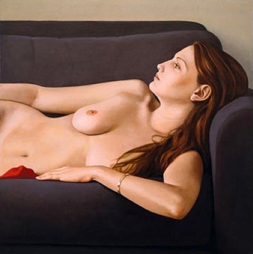 Nude On Grey Couch - Artwork by © Ron Schwerin - AmorArt<br><br>Nei suoi ritratti di nudo, Ron Schwerin evoca momenti privati ​​di languore femminile, carichi di un erotismo sobrio, ma potente. ...