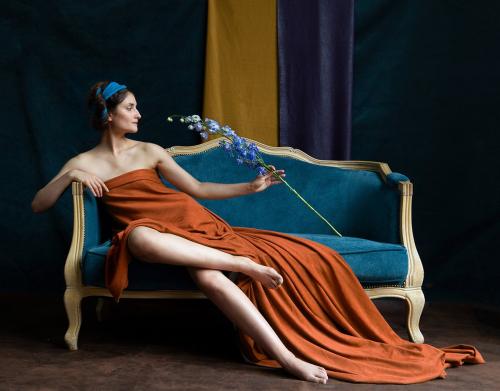 Signora con fiore blu - Photo by Rodislav Driben - AmorArt