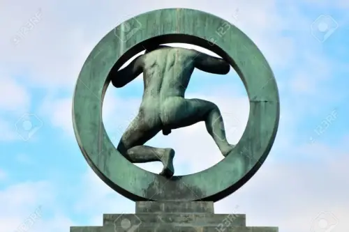 Uomo in una statua del cerchio nel parco pubblico di Vigeland a Oslo, Norvegia. RetroGustav Vigeland (Mandal, Norvegia, 1869-1943) è considerato il più importante scultore norvegese di tutti i tempi, ma anche uno dei più controversi. La sua arte è sempre stata oggetto di polemiche e non lascia nessuno indifferente...