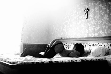 Vive attualmente nella città di Simferopol, nella penisola di Crimea (Russia), Vladislav Spivak è un fotografo specializzato in fotografia erotica, nudi e ritratti il ​​cui lavoro viene svolto interamente utilizzando fotocamere digitali.